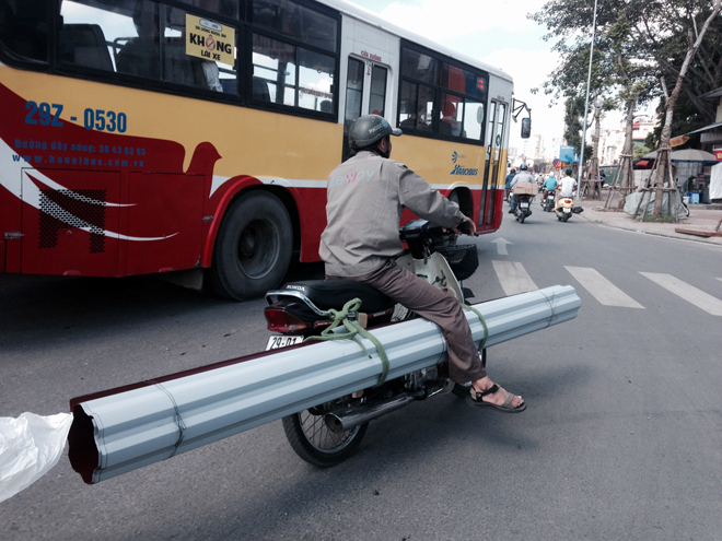 Kinh hoàng "máy chém" nghênh ngang giữa phố ảnh 1