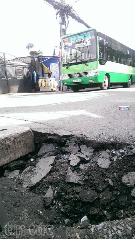 "Hố tử thần" xuất hiện sau mưa lớn ở Sài Gòn ảnh 3