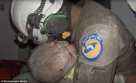 Người đàn ông bật khóc khi cứu được bé sơ sinh Syria từ đống đổ nát ảnh 1