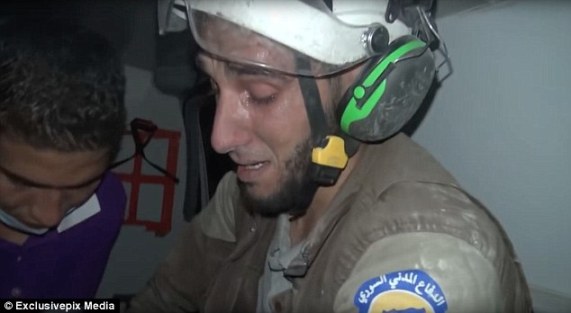 Người đàn ông bật khóc khi cứu được bé sơ sinh Syria từ đống đổ nát ảnh 2
