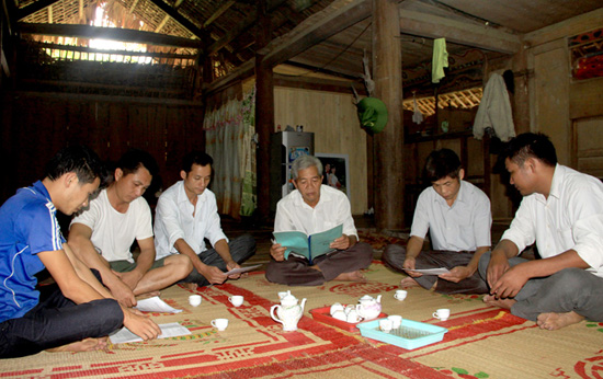 Phổ biến chính sách, pháp luật cho người có uy tín ảnh 1