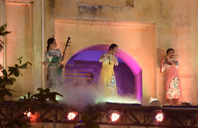 Trình diễn “Tinh hoa áo dài Việt Nam” ảnh 4
