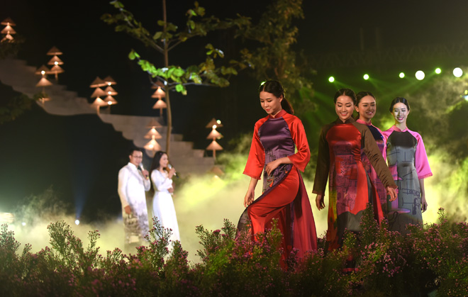 Trình diễn “Tinh hoa áo dài Việt Nam” ảnh 23