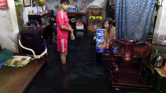 TP Hồ Chí Minh lại ngập nặng do triều cường và mưa lớn ảnh 6