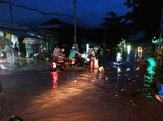 TP Hồ Chí Minh lại ngập nặng do triều cường và mưa lớn ảnh 11