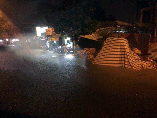 TP Hồ Chí Minh lại ngập nặng do triều cường và mưa lớn ảnh 14