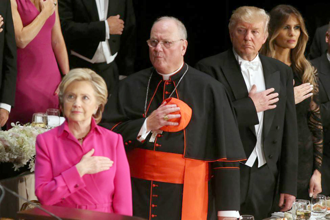 Ngồi cùng bàn tiệc, bà Clinton, ông Trump chọc nhau cười "phớ lớ" ảnh 2