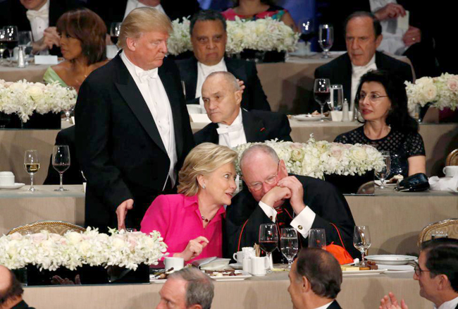 Ngồi cùng bàn tiệc, bà Clinton, ông Trump chọc nhau cười "phớ lớ" ảnh 5