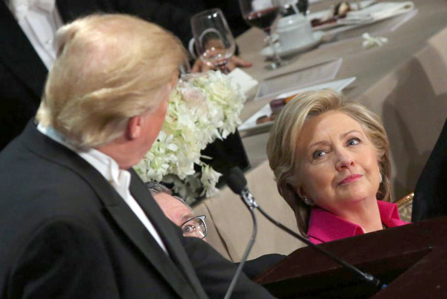 Ngồi cùng bàn tiệc, bà Clinton, ông Trump chọc nhau cười "phớ lớ" ảnh 7