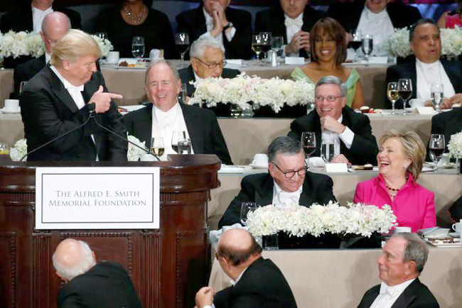 Ngồi cùng bàn tiệc, bà Clinton, ông Trump chọc nhau cười "phớ lớ" ảnh 6