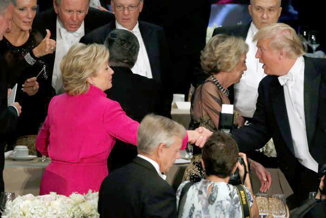 Ngồi cùng bàn tiệc, bà Clinton, ông Trump chọc nhau cười "phớ lớ" ảnh 4