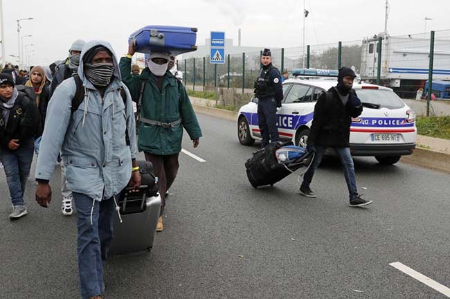 Pháp bắt đầu xóa sổ "rừng tị nạn" Calais ảnh 7