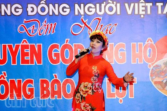 Ca sĩ Võ Thủy Tiên biểu diễn tại đêm nhạc từ thiện "Vì miền Trung thân yêu".