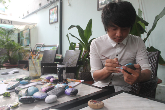 Vẽ tranh 3D trên đá cuội ảnh 1
