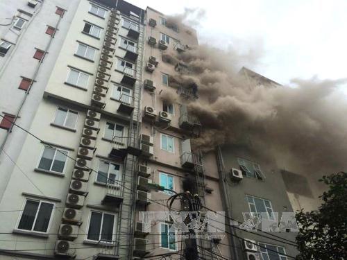 Khống chế ngọn lửa, khẩn trương cứu nạn vụ cháy lớn ở Cầu Giấy ảnh 1