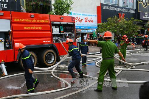 Tìm kiếm người mắc kẹt trong đám cháy trên ở phố Trần Thái Tông ảnh 2