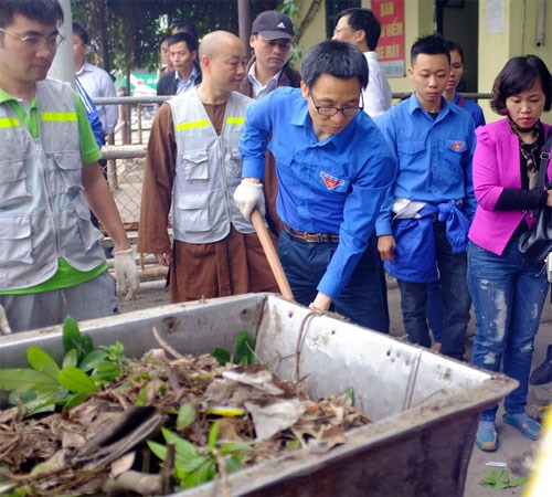 Phó Thủ tướng Vũ Đức Đam dọn rác cùng sinh viên ảnh 1