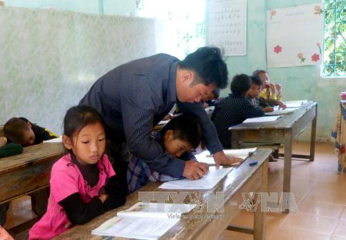 Mang con chữ đến với học sinh nghèo dân tộc Mông ảnh 2