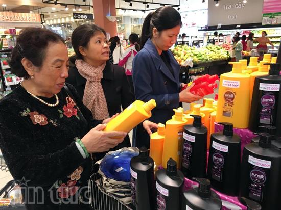 Người dân đổ xô đi mua hàng ngày "thứ sáu đen tối" ảnh 10
