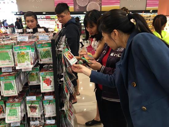Người dân đổ xô đi mua hàng ngày "thứ sáu đen tối" ảnh 11