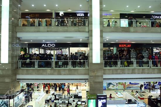 Người dân đổ xô đi mua hàng ngày "thứ sáu đen tối" ảnh 4
