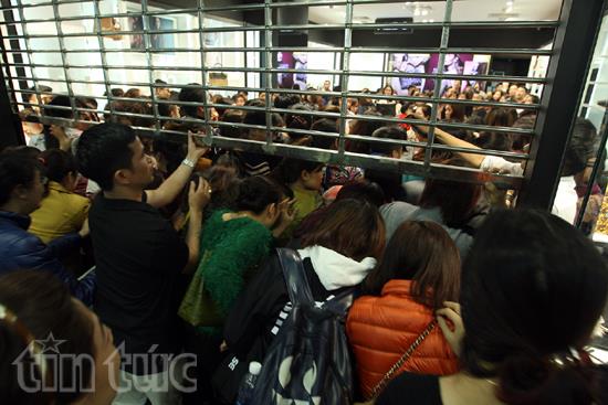Người dân đổ xô đi mua hàng ngày "thứ sáu đen tối" ảnh 1