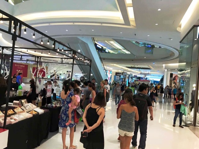 Mua sắm Black Friday: Nơi đông đúc, chỗ đìu hiu ảnh 5