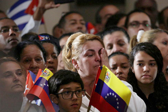 Người dân Mỹ Latinh bật khóc tiếc thương Lãnh tụ Cuba Fidel Castro ảnh 4