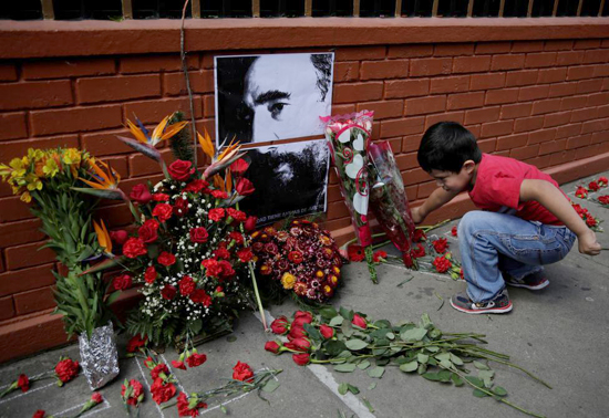 Người dân Mỹ Latinh bật khóc tiếc thương Lãnh tụ Cuba Fidel Castro ảnh 5