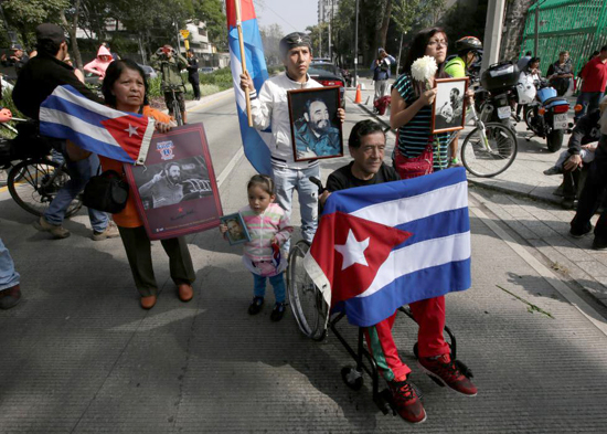 Người dân Mỹ Latinh bật khóc tiếc thương Lãnh tụ Cuba Fidel Castro ảnh 6