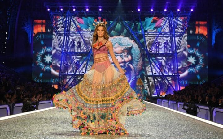 Dàn "thiên thần nội y" Victoria’s Secret thiêu đốt mọi ánh nhìn ảnh 14