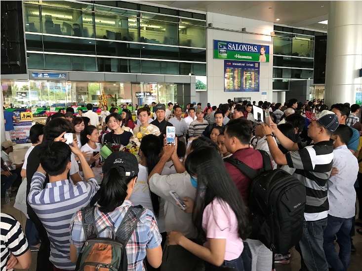 Lý Nhã Kỳ xinh đẹp trong vòng vây fans ở sân bay ảnh 2