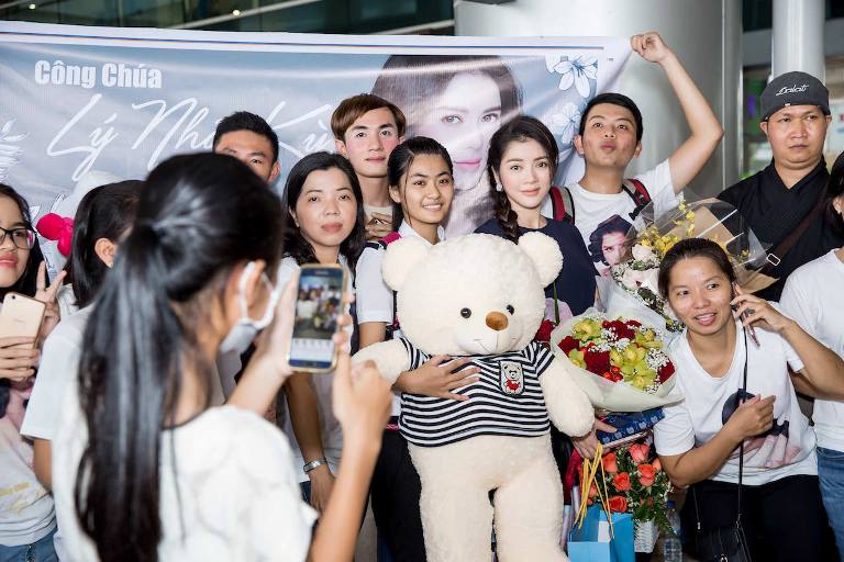 Lý Nhã Kỳ xinh đẹp trong vòng vây fans ở sân bay ảnh 1