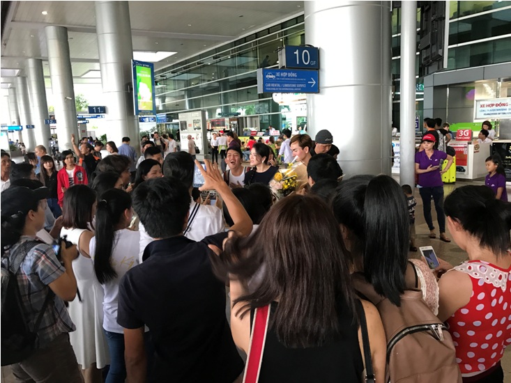 Lý Nhã Kỳ xinh đẹp trong vòng vây fans ở sân bay ảnh 3
