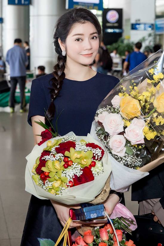 Lý Nhã Kỳ xinh đẹp trong vòng vây fans ở sân bay ảnh 6