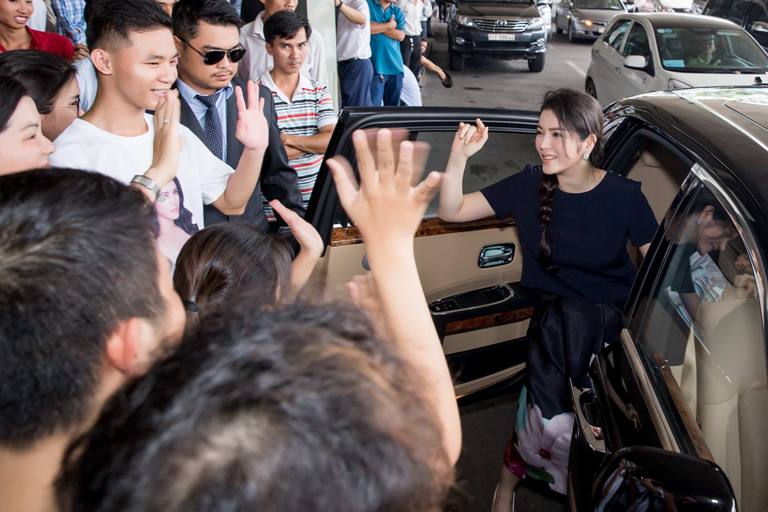 Lý Nhã Kỳ xinh đẹp trong vòng vây fans ở sân bay ảnh 9