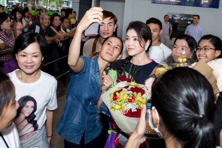 Lý Nhã Kỳ xinh đẹp trong vòng vây fans ở sân bay ảnh 4