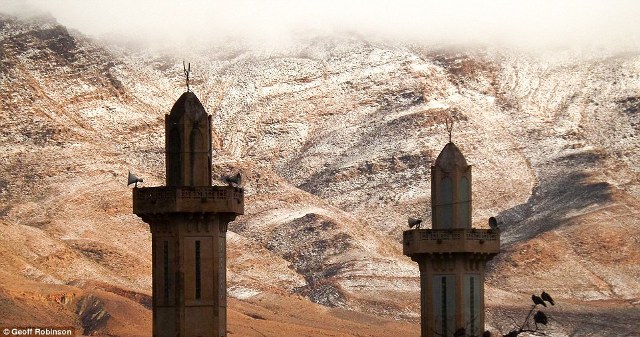 Ngắm tuyết rơi trên sa mạc Sahara đẹp “mê li” ảnh 2