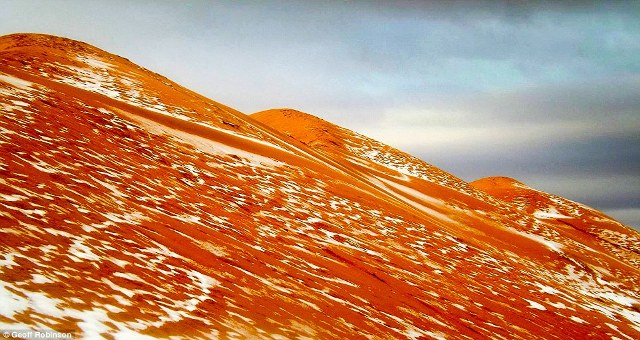 Ngắm tuyết rơi trên sa mạc Sahara đẹp “mê li” ảnh 3