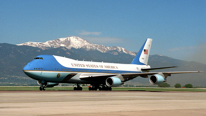 Bị ông Trump chê đắt, Boeing tìm cách giảm giá Không lực Một ảnh 1