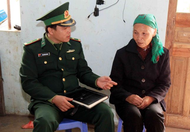 Chiến sĩ biên phòng tuyên truyền pháp luật ảnh 1