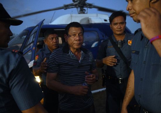 Ông Duterte nói sẽ bắt quan tham ném khỏi trực thăng ở lưng trời ảnh 1