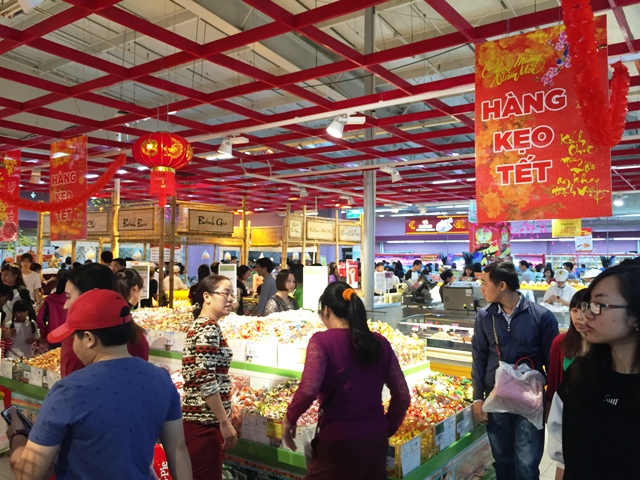 Chen chân đi siêu thị mua sắm dịp nghỉ lễ ảnh 3