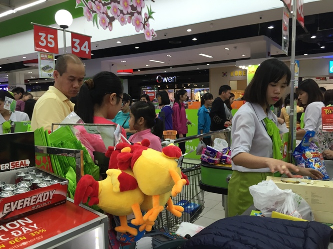 Chen chân đi siêu thị mua sắm dịp nghỉ lễ ảnh 4