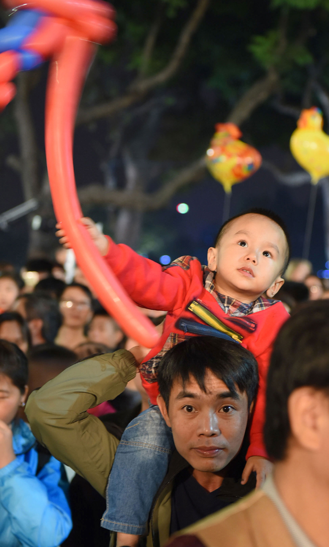 Người dân Thủ đô đổ ra đường đón năm mới ảnh 4