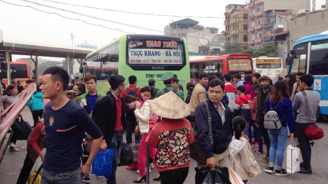 Dòng người trở lại Thủ đô, bến Giáp Bát 'tăng nhiệt' từng giờ ảnh 2