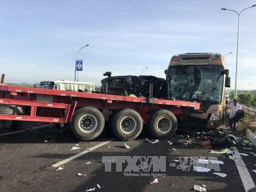 Xe container nổ lốp gây ra tai nạn liên hoàn cao tốc Long Thành – Dầu Giây ảnh 1