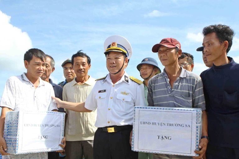 Mang Tết đến với chiến sĩ Trường Sa ảnh 1