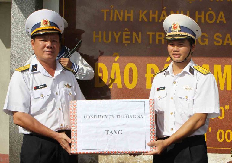 Mang Tết đến với chiến sĩ Trường Sa ảnh 13