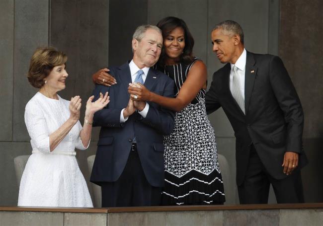Những khoảnh khắc ấn tượng trong 2 nhiệm kỳ của Tổng thống Obama ảnh 19